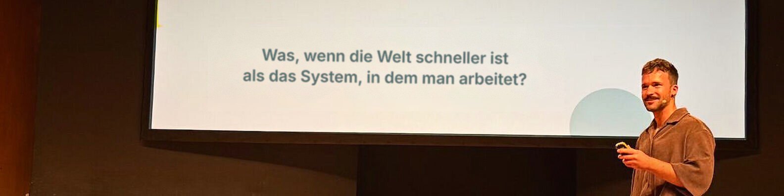 Julian Fischer bei einem Vortrag